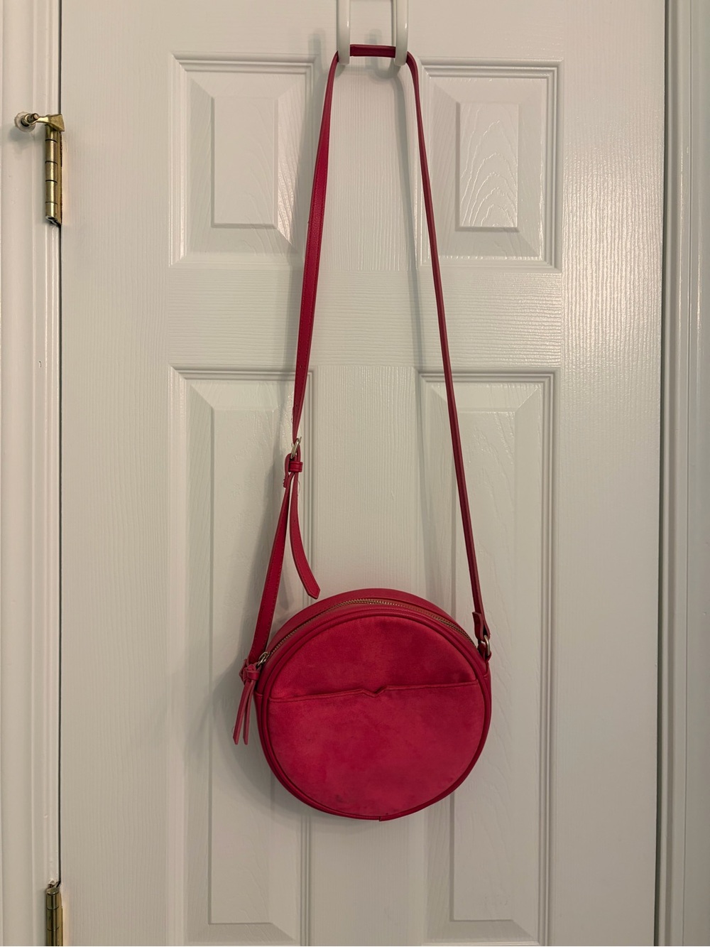 Old Navy NWOT Round Crossbody Bag in Fuchsia PINK- Stylish Everyday Carryover